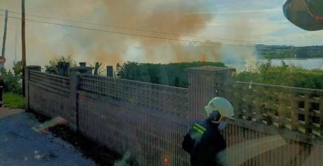 Sofocado un fuego de vegetación próximo a unas viviendas de Pontejos