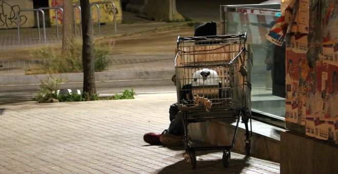 La mitad de las personas sin hogar en Catalunya ha sufrido episodios de violencia en la calle