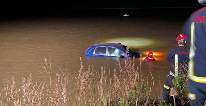 Un coche se hunde en el pantano de Almansa con el conductor atrapado en su interior