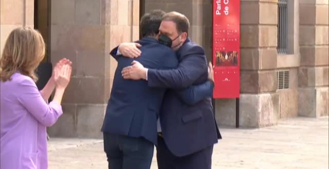 Aplausos para recibir a Junqueras en el Parlament