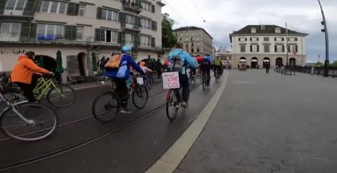 Cientos de ciclistas marchan en Zurich contra el cambio climático