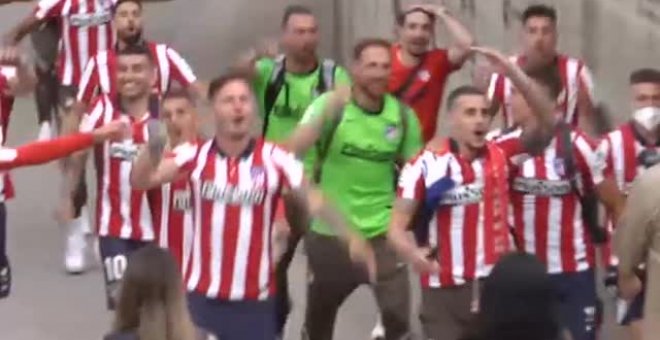 Los jugadores del Atlético de Madrid rompen el cordón policial al querer celebrar el título con los aficionados en Valladolid