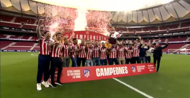 El Atlético de Madrid levanta en el Wanda la Copa de campeón de Liga