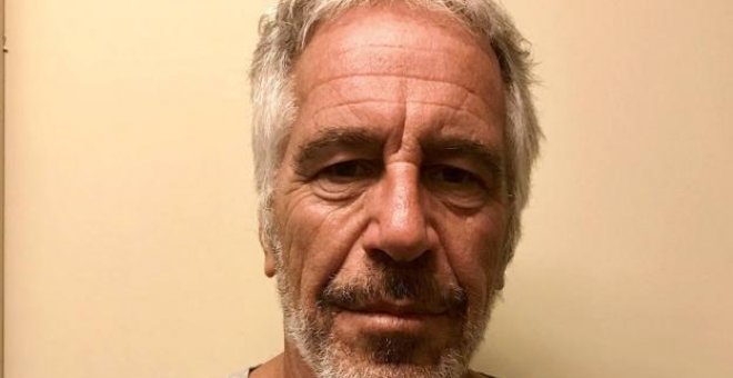 Los guardias que debían vigilar a Epstein cuando se suicidó no irán a la cárcel tras admitir que no hicieron sus rondas