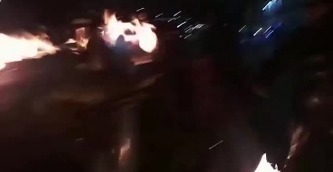 Un antidisturbio colombiano sufre quemaduras en el rostro por un cóctel molotov