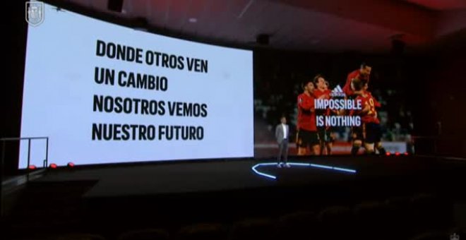 España desvela su equipo para la Eurocopa con un show visual de la mano del seleccionador