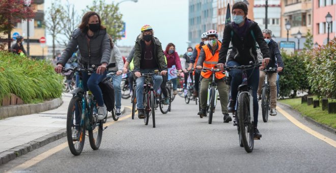 Otra multa por circular en bicicleta por la plaza del Ayuntamiento de Oviedo