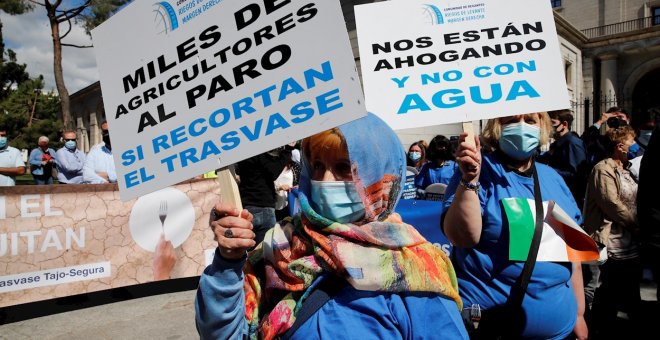 Las imágenes de las protestas de los agricultores levantinos contra los recortes del trasvase Tajo-Segura en Madrid
