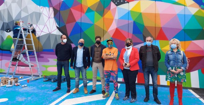 Okuda decora un mural de 140 metros cuadrados en el centro comercial Bahía Real