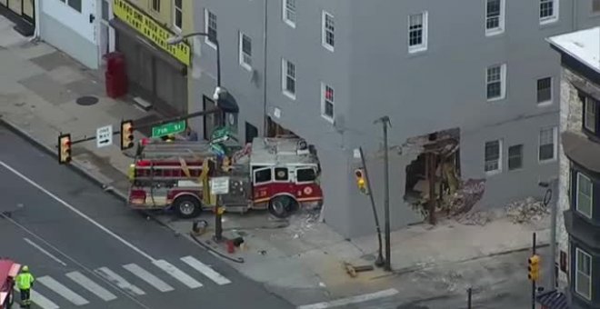 Un camión de bomberos se estrella contra un edificio cuando acudía a apagar un incendio