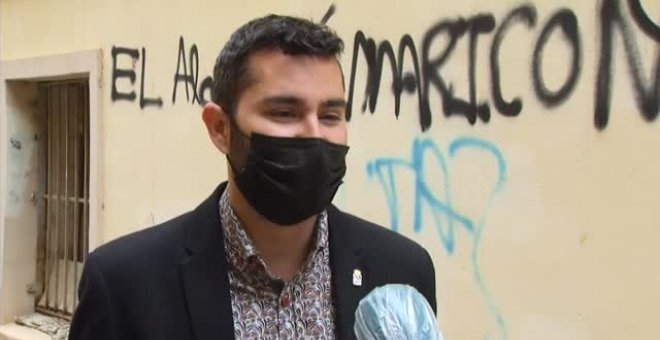 La respuesta ejemplar de un alcalde ante una pintada homófoba contra él