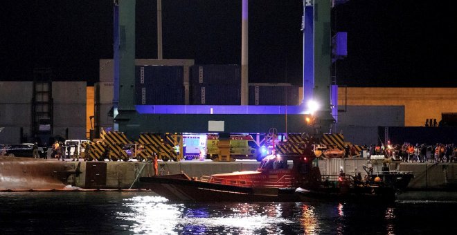 Dos desaparecidos y tres heridos tras volcar un barco de carga en Castelló