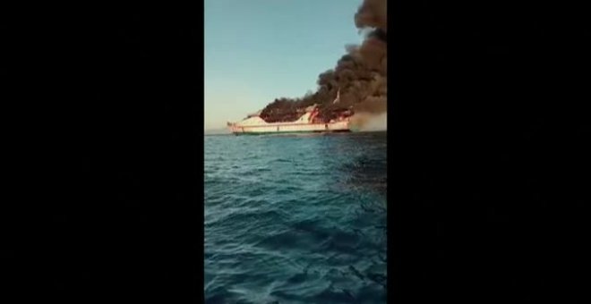 El incendio de un ferry en aguas de Indonesia obliga a rescatar a todo su pasaje