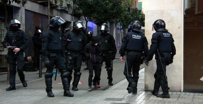 L'Audiència de Barcelona condemna a dos anys de presó un agent dels Mossos per agredir un periodista de la 'Directa'