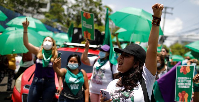 Un juzgado de El Salvador otorga la libertad condicional a una mujer acusada de abortar y condenada a 30 años de cárcel