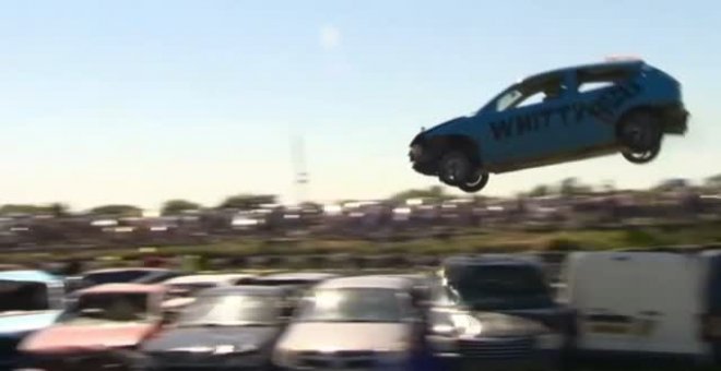 Espectacular concurso de salto de longitud con coche en Reino Unido