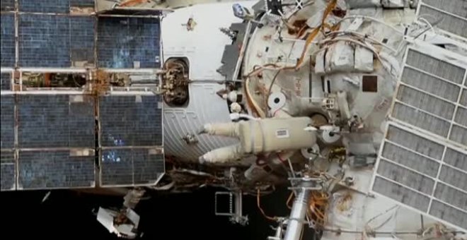 Caminata espacial de dos cosmonauta