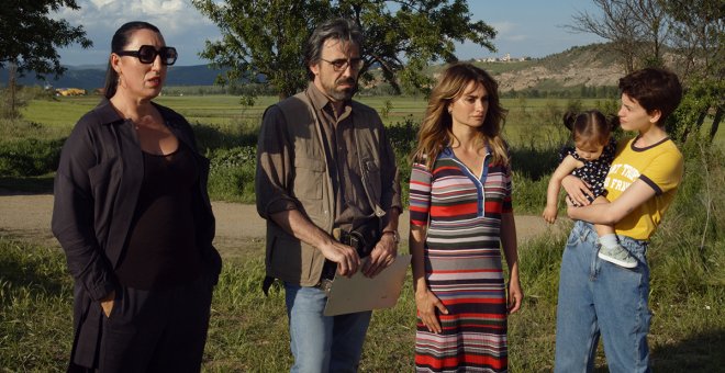 Almodóvar finaliza el rodaje de 'Madres paralelas' que protagoniza Penélope Cruz y muestra las primeras imágenes