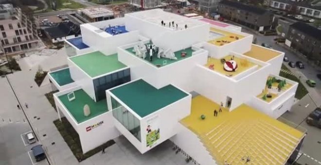 Construyen el "Lego-balón" de fútbol más grande del mundo