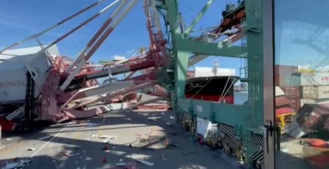 Una grúa se desploma en un puerto de Taiwán