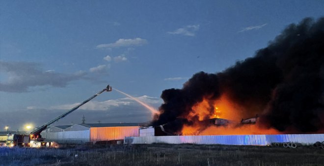 Un incendio en una empresa de productos químicos arrasa tres naves y obliga a evacuar el polígono industrial de Yuncos