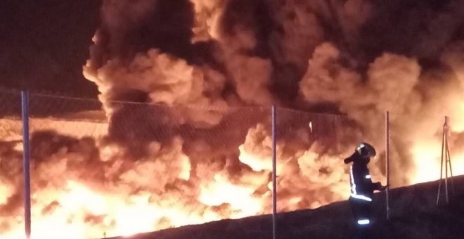 Sale ardiendo en Toledo un vertedero con una enorme columna de humo que obliga a confinar a 10.000 personas