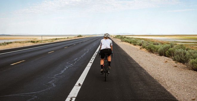 ¿Cómo debo actuar cuando hay bicicletas en la carretera?