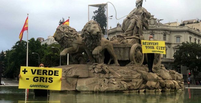 Greenpeace le pone "oxígeno" a la Cibeles para exigir ciudades más verdes