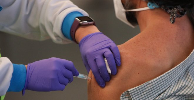 Ocho personas son vacunadas por error con dosis sin diluir en Sevilla