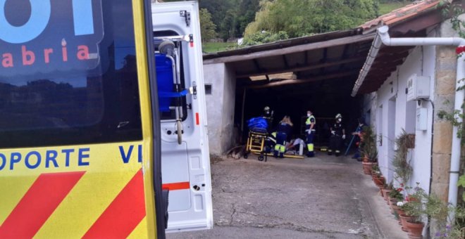 Herido grave un hombre tras romperse la uralita del tejado sobre el que se encontraba en San Vicente de la Barquera