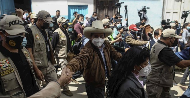Los peruanos acuden masivamente a las urnas en las elecciones más polarizadas de su historia