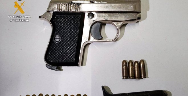 Detenido un vecino de Reinosa con una pistola y 11 cartuchos, y por dar positivo en alcohol y drogas