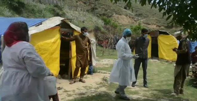 Sanitarios indios llevan la vacuna contra el Covid a regiones remotas de la India