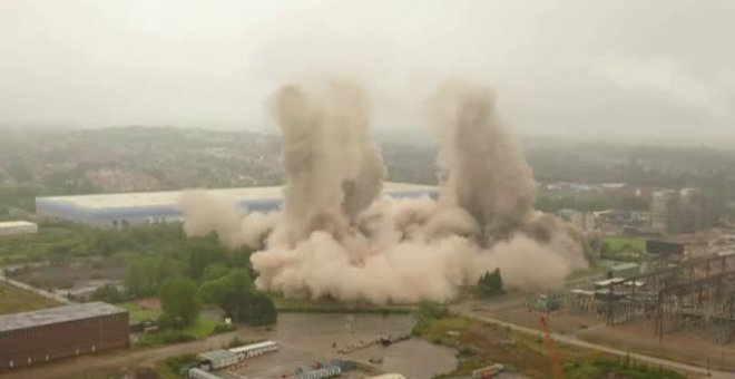 Espectacular demolición de 4 torres de una antigua estación eléctrica en el Inglaterra