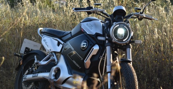 A prueba: Super Soco TC Max, una moto eléctrica que no sólo destaca por su llamativa imagen
