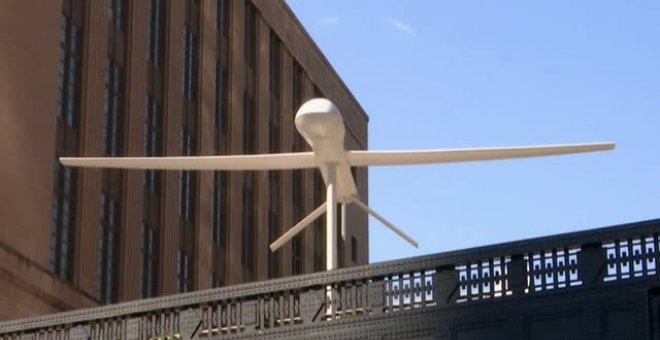 Un dron gigante se erige sobre el High Line de Nueva York