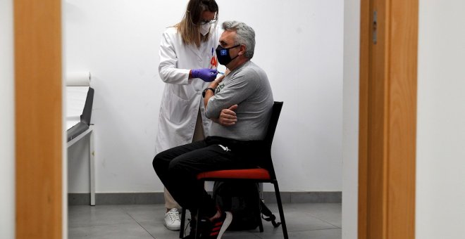 La incidencia sigue bajando y se sitúa en 113 casos mientras España supera los 20 millones de vacunados con una dosis