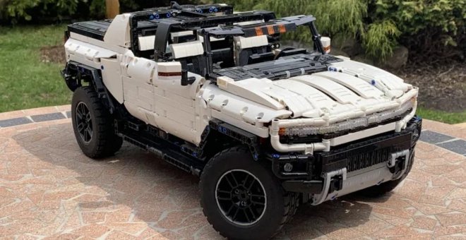 Este Hummer de LEGO también es eléctrico y tú puedes hacerlo realidad