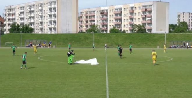 Un paracaidista aterriza de emergencia en mitad de un partido de fútbol en Polonia