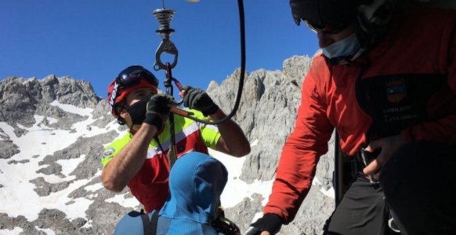 Rescatado en helicóptero un montañero vasco que resbaló en un nevero cuando hacía una ruta en Picos de Europa