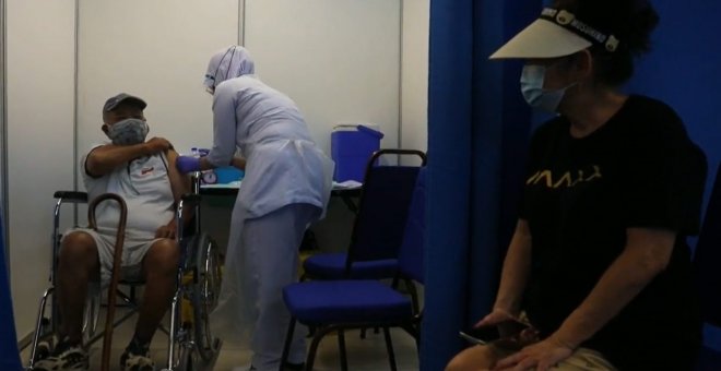 Las autoridades sanitarias vacunan contra la covid-19 en Kuala Lumpur