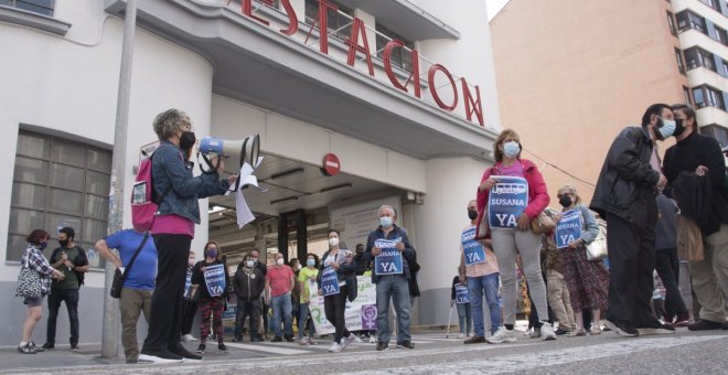 Cortan el tráfico frente a la estación de Alsa en Xixón para pedir la readmisión de Susana García