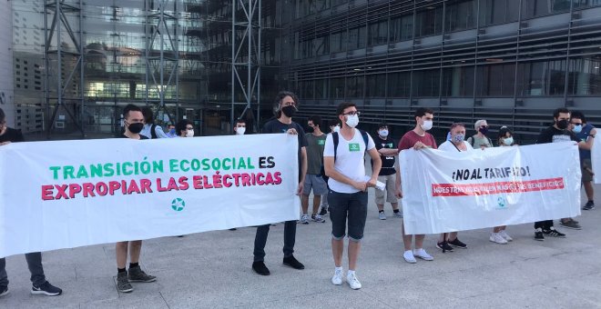 Anticapitalistas protesta ante la sede de Endesa por la nueva tarifa de luz