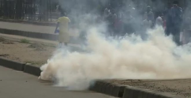 La Policía nigeriana dispara gases lacrimógenos y detiene a varios manifestantes el Día de la Democracia