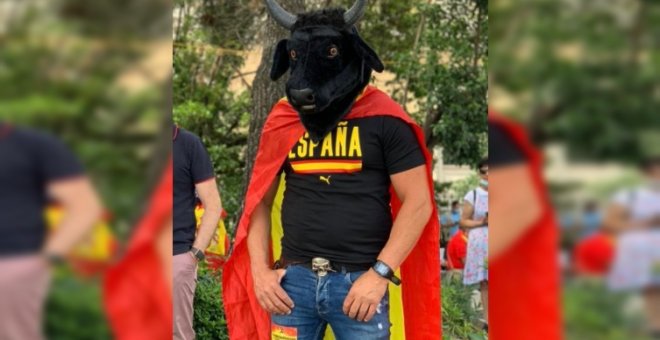 Cachondeo con un manifestante de Colón vestido con una cabeza de toro: los tuiteros lo comparan con los disfraces del asalto al Capitolio