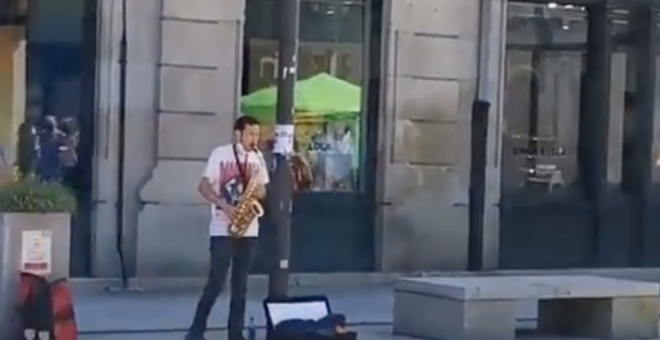 El troleo antifascista de un músico callejero junto a una carpa de Vox