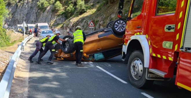 Herida leve la conductora de un vehículo tras volcar en el Desfiladero de La Hermida