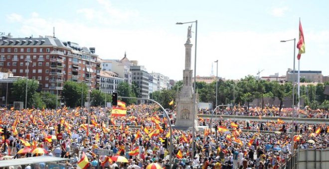 Homenaje a las banderas que no estuvieron en la plaza de Colón