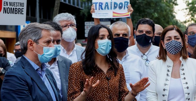 Arrimadas, increpada en la manifestación de la derecha en Colón y bloqueada entre la multitud