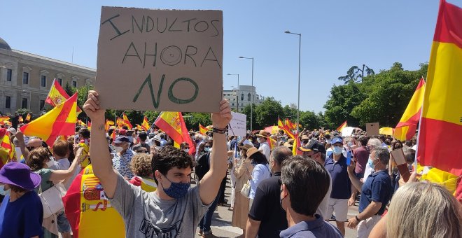 Fiesta privada de la extrema derecha en la Plaza de Colón contra los indultos